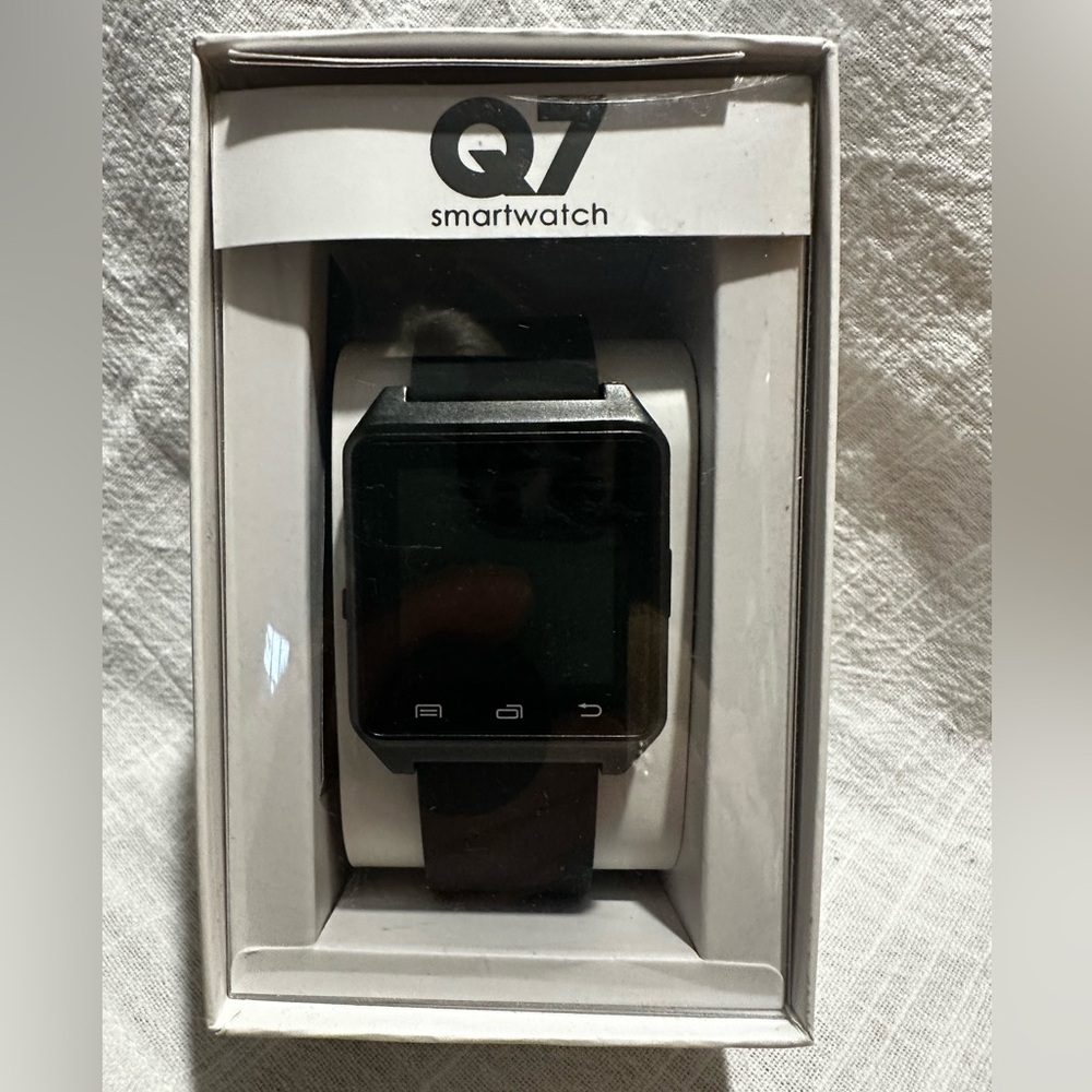 NIB Q7 smartwatch wearable device with fitness tracking smartphone connectivity